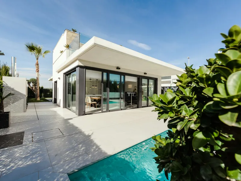 How to view ten villas in three days — a Paula playbook.